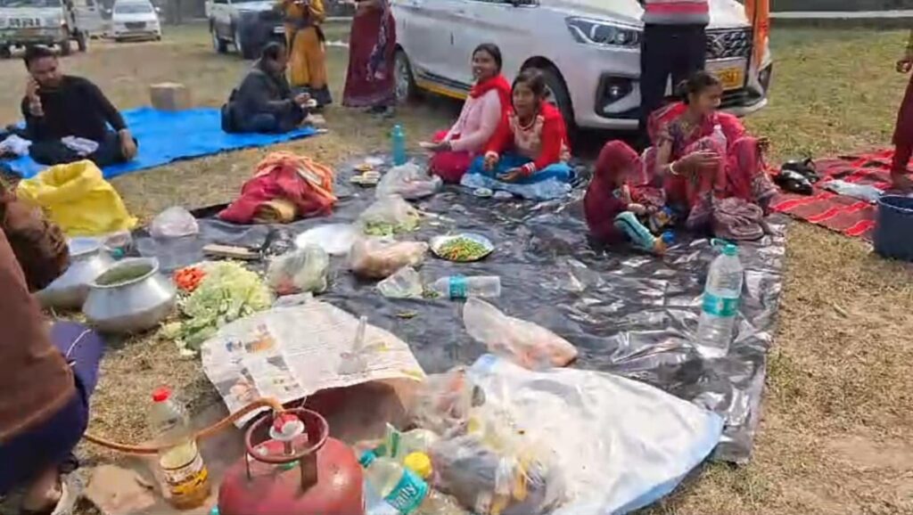 गाजीपुर जिला प्रशासन व पुलिस प्रशासन ने प्रयागराज महाकुंभ में जाने से रोका 2 img 20250129 wa03367866133543831319414