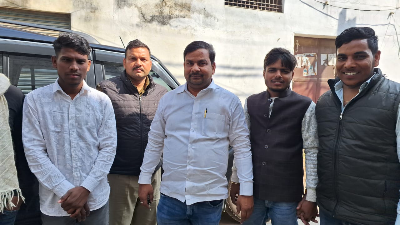 ऑल इंडिया विश्वकर्मा मित्र के संस्थापक भरत शर्मा ने अपने टीम सहित लखनऊ रवाना 1 IMG 20250204 WA0228