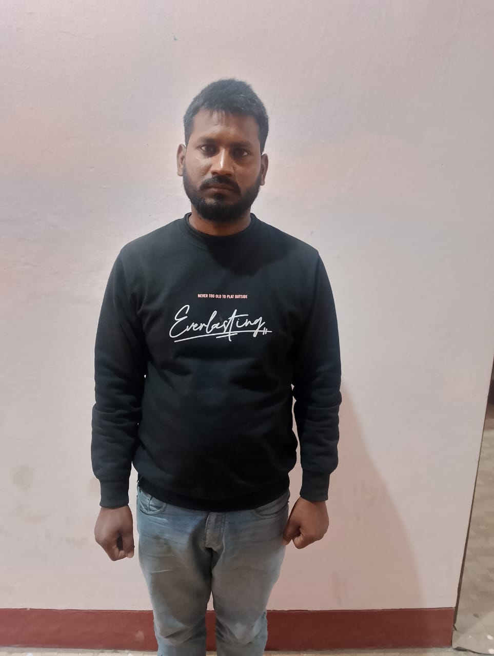 पुलिस ने 288 पाउच अवैध देशी शराब के साथ तस्कर को किया गिरफ्तार 1 IMG 20250302 WA0167