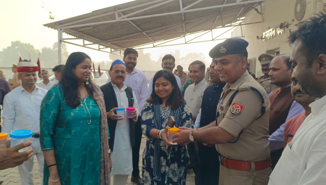 त्योहारों के मद्देनजर पीस कमेटी की बैठक संपन्न, हिंदुओं के साथ मुस्लिमों में वितरित हुआ संगम का पवित्र जल 1 IMG 20250304 WA0332