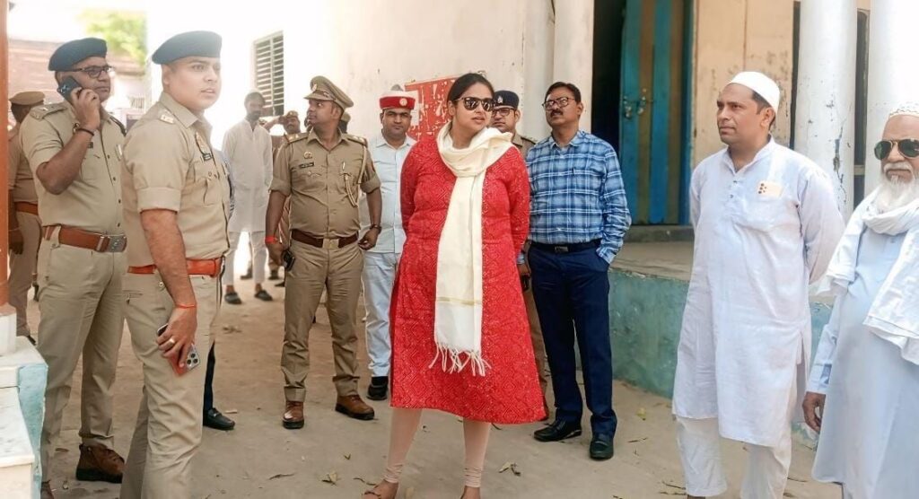 रमजान की अलविदा नमाज़ में शुक्रवार को दिन में नमाज़ से पहले डीएम व एसपी ने लिया जायजा 2 img 20250328 wa02635502222834415130675