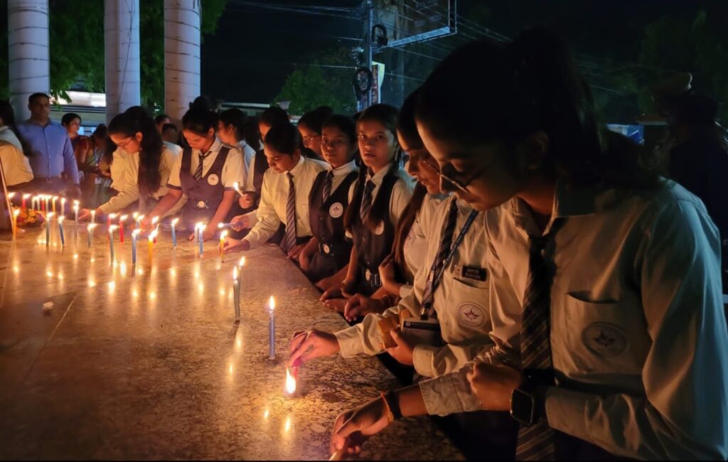 माउंट लिट्रा ज़ी स्कूल गाज़ीपुर द्वारा पहलगाम में शहीद हुए पर्यटकों की स्मृति में निकाला कैंडल मार्च 3 img 20250425 wa02168364661542810549516