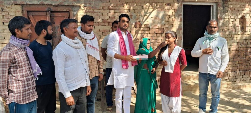 यूपी बोर्ड हाईस्कूल परीक्षा में अनीता यादव को मिला प्रदेश में नौवां स्थान, परिजन सहित कालेज परिवार के लोग गदगद 2 img 20250425 wa02956971824312860833096