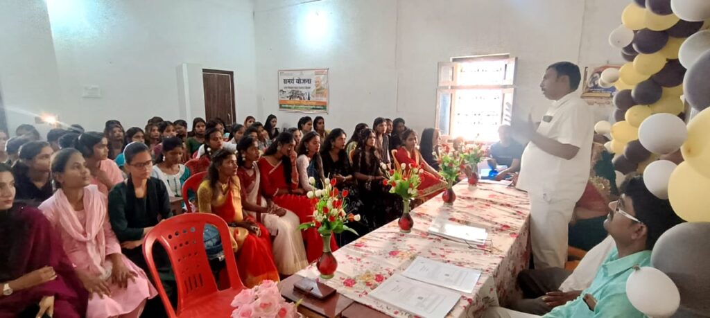 समर्थ योजना के तहत 120 बालिकाओं को प्रमाण पत्र, समाजसेवी की सालगिरह पर रचा गया भावुक इतिहास 1 WhatsApp Image 2025 05 18 at 5.28.59 PM