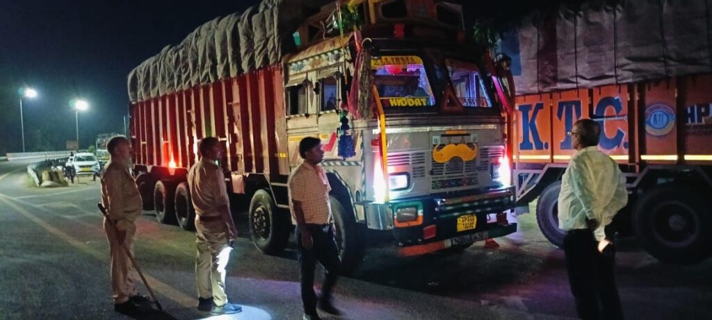 चेकिंग के दौरान तस्करी के जरिए बिहार ले जा रहे ट्रक से 30 टन अवैध गेहूं पकड़ाया 2 img 20250503 wa00576865399156583797714