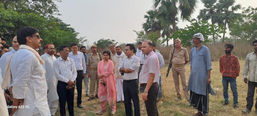 औद्योगिक गलियारे की भूमि के रजिस्ट्री के सम्बन्ध में एडीएम ने किसानों से की वार्ता 2 img 20250505 wa03116168022780117216863