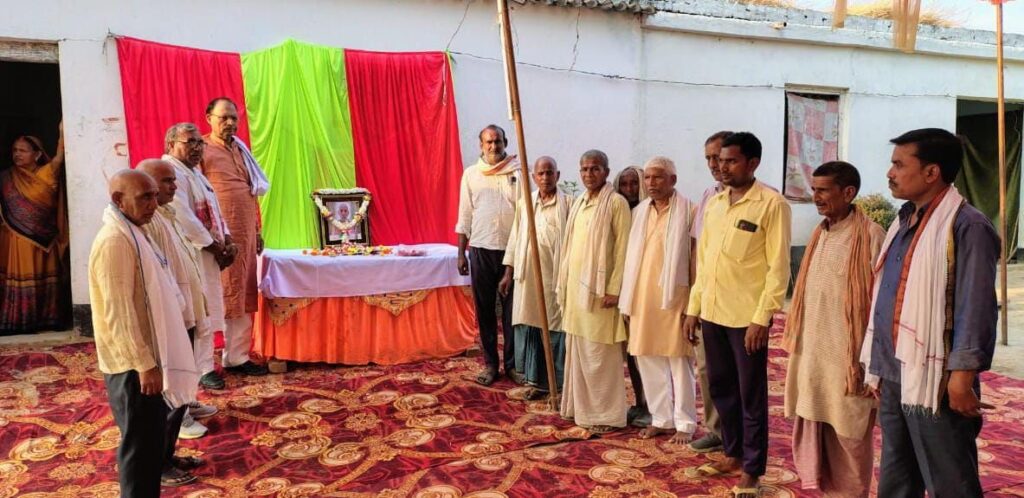 तेरहवीं संस्कार में पूर्व विधायक राजेन्द्र यादव और पूर्व प्रत्याशी तेजनारायण यादव ने दी श्रद्धांजलि 2 img 20250506 wa02898813543285123784603
