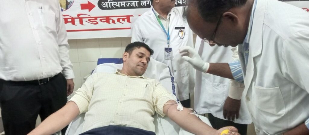 मेडिकल कॉलेज में ,रेड क्रॉस दिवस पर अनूठी मिसाल,जिलाधिकारी ने किया रक्तदान 2 img 20250508 wa02301901741196315434473