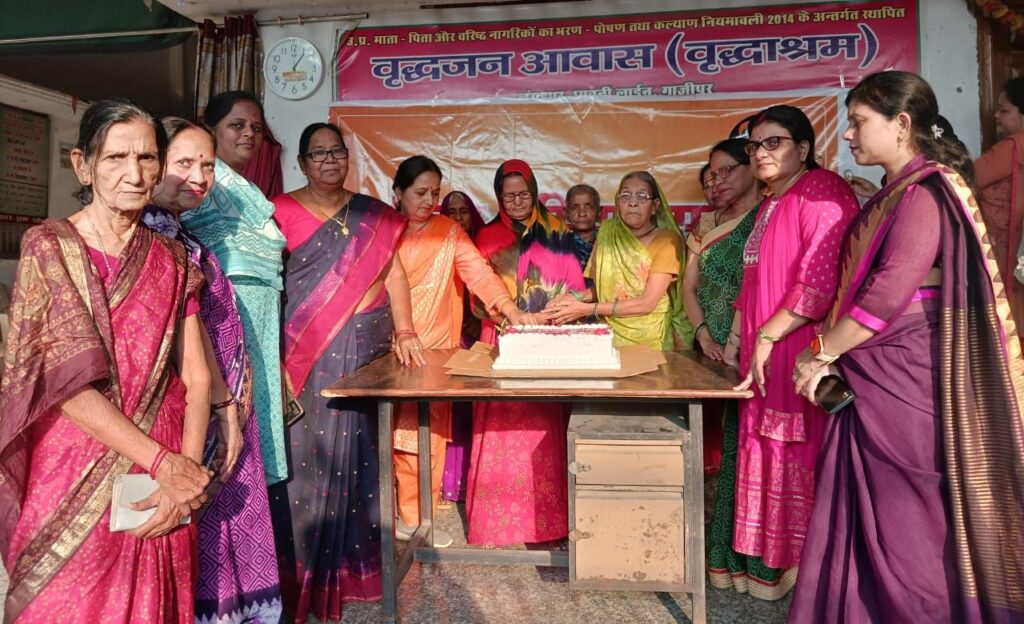 महिला भूमिहार समाज की महिलाओ ने वृद्धाश्रम में केक खिलाकर मनाया मातृ दिवस 2 img 20250512 wa01144040466694452176594