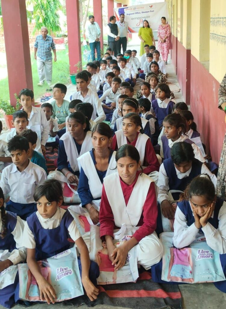 यूनियन बैंक आफ इंडिया के द्वारा समर्पण संस्था के छात्राओं को ड्रेस वितरण गया 13 img 20250730 wa02836971370744224712977