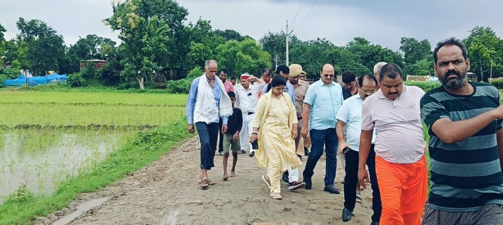 बाढ़ प्रभावित क्षेत्रों का मुख्य विकास अधिकारी ने किया निरीक्षण 12 img 20250804 wa02412027312096625588525