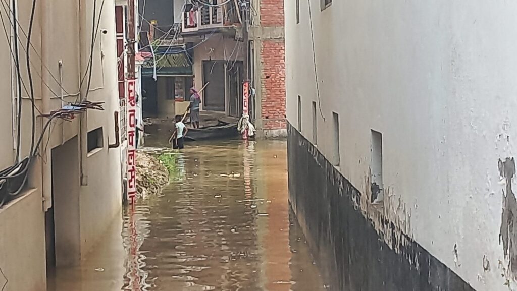 गंगा नदी लगातार उफान पर, बाढ़ का बढ़ा खतरा 13 img 20250805 wa0227413406970868865617