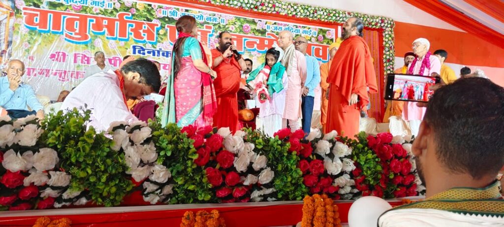 सिद्धपीठ हथियाराम के पीठाधिपति महामंडलेश्वर स्वामी भवानी नन्दन यति का शिष्य श्रद्धालुओं ने मनाया प्राकट्योत्सव 2 img 20250831 wa03026455247314150509141