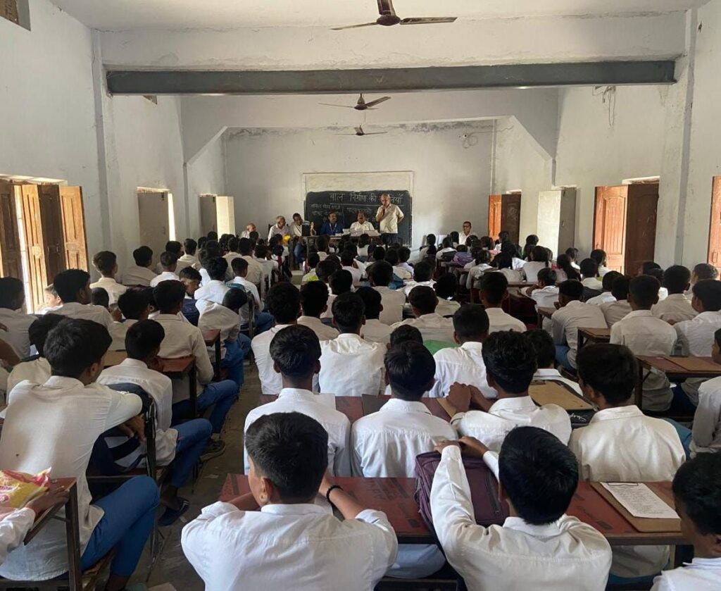 अखिल विश्व गायत्री परिवार के तत्वावधान में बापू इंटर कॉलेज सादात के बच्चों में वितरित हुआ पुस्तक 12 img 20251015 wa03323673306017020530895