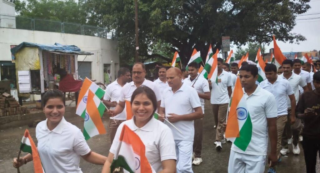 सादात में पुलिसकर्मियों ने लगाई एकता की दौड़, एसओ ने दिखाई हरी झंडी 2 img 20251031 wa02447521408167521940751