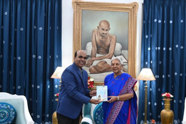 उत्तर प्रदेश राज्यपाल के जन्मदिन पर पद्मकुंज फाउंडेशन के राष्ट्रीय संरक्षक दुर्गेश उपाध्याय ने की यथार्थ गीता की अनोखी भेंट