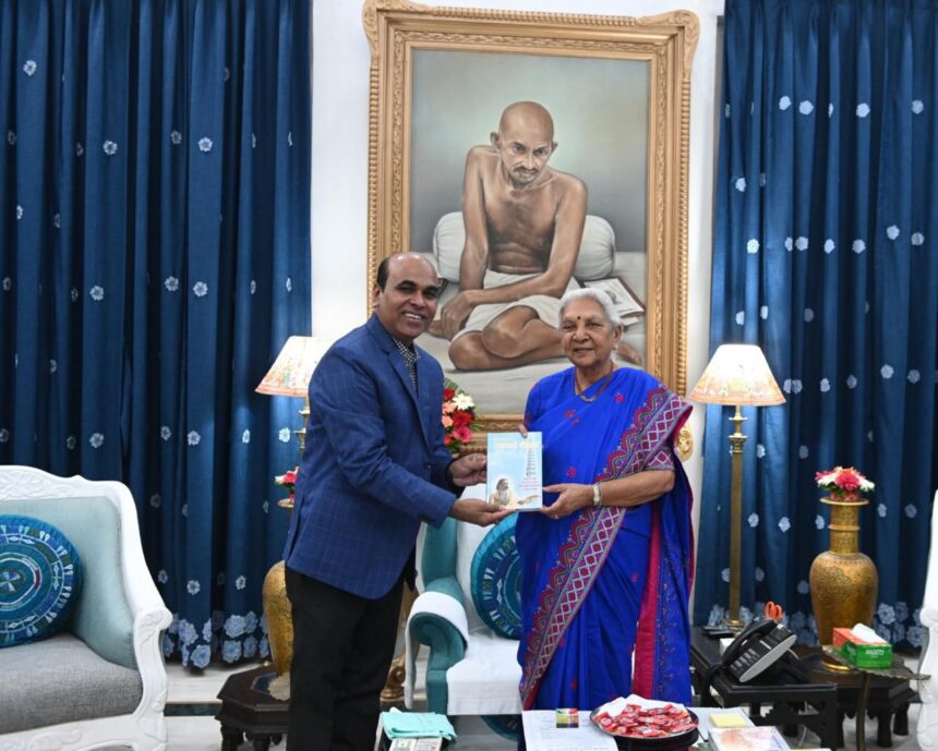 उत्तर प्रदेश राज्यपाल के जन्मदिन पर पद्मकुंज फाउंडेशन के राष्ट्रीय संरक्षक दुर्गेश उपाध्याय ने की यथार्थ गीता की अनोखी भेंट