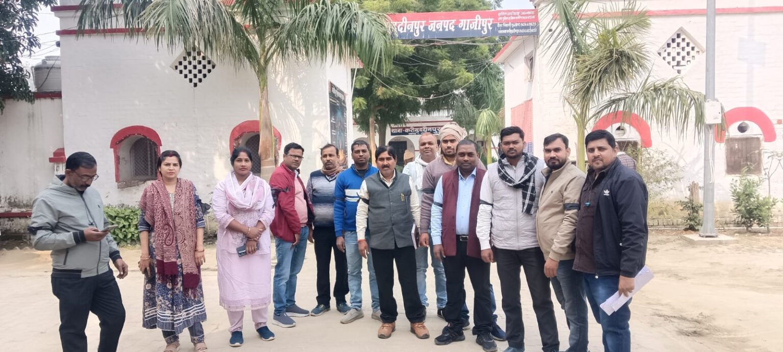 गाजीपुर में लेखपालों ने काली पट्टी बांधकर किया विरोध प्रदर्शन