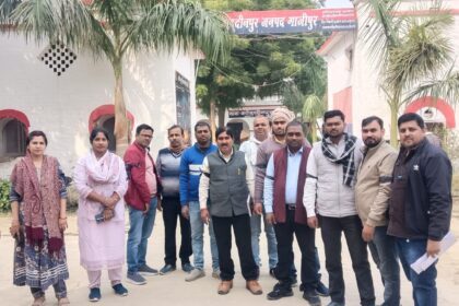 गाजीपुर में लेखपालों ने काली पट्टी बांधकर किया विरोध प्रदर्शन