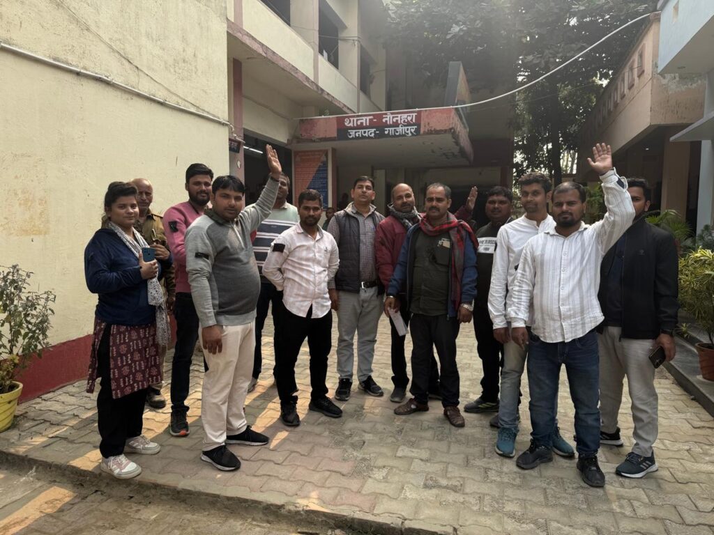 गाजीपुर में लेखपालों ने काली पट्टी बांधकर किया विरोध प्रदर्शन 12 IMG 20251122 WA0017