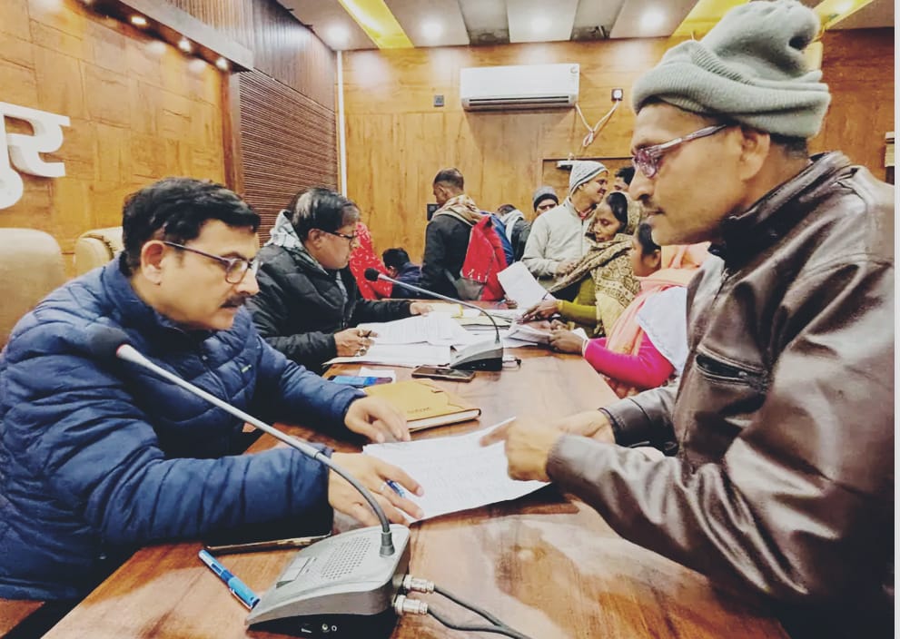 रेवतीपुर ब्लॉक में एसडीएम विनोद जोशी ने की मतदाता सूची के विशेष पुनरीक्षण की समीक्षा 13 WhatsApp Image 2025 12 21 at 8.16.33 PM