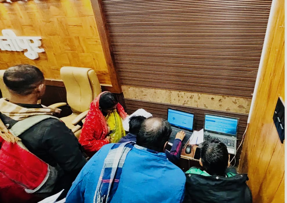 रेवतीपुर ब्लॉक में एसडीएम विनोद जोशी ने की मतदाता सूची के विशेष पुनरीक्षण की समीक्षा 12 WhatsApp Image 2025 12 21 at 8.16.34 PM