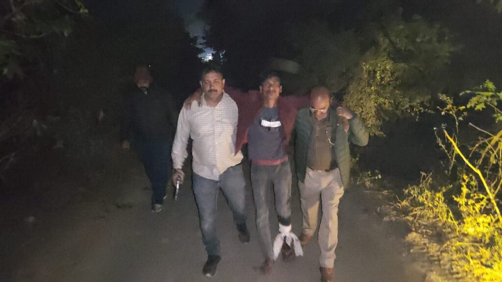 पुलिस फायरिंग में तस्कर के पैर में लगी गोली, मौके से तमंचा, कारतूस व बाइक बरामद 2 img 20251203 wa02344663104315870791871