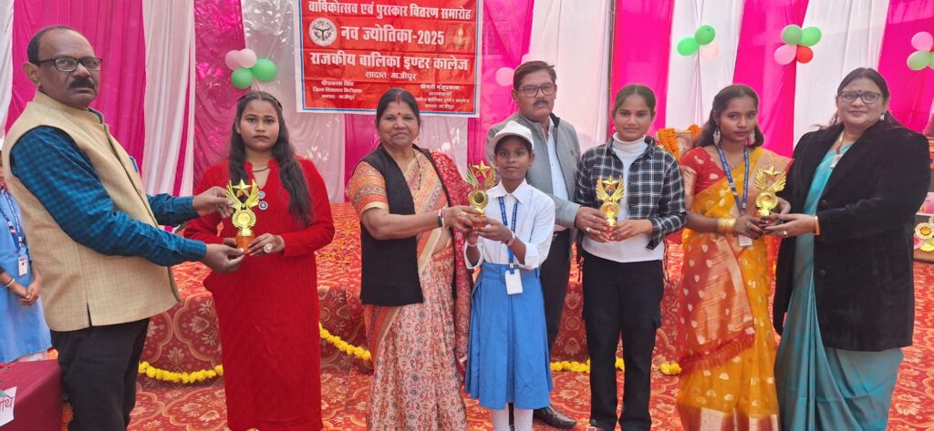 वार्षिकोत्सव में सम्मानित की गई जीजीआईसी सादात की मेधावी छात्राएं 12 img 20251210 wa02767231187254991729482