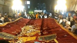 जियारिनों ने देश में अमन चैन भाई चारे के लिएहजरत ख्वाजा गरीब नवाज की दरगाह मांगी दुआ 12 img 20251222 wa00373702437631337122000