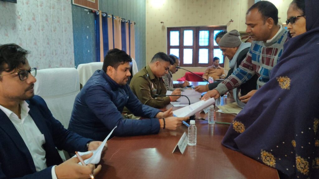 सम्पूर्ण समाधान दिवस में 279 शिकायतें प्राप्त, 25 का मौके पर निस्तारण 12 WhatsApp Image 2026 01 05 at 7.16.53 PM