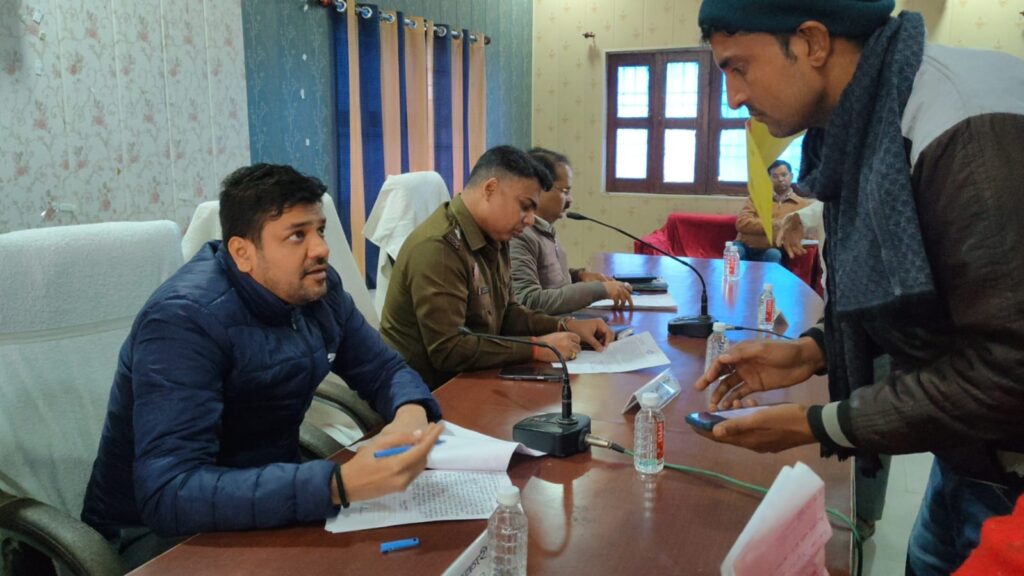 सम्पूर्ण समाधान दिवस में 279 शिकायतें प्राप्त, 25 का मौके पर निस्तारण 13 WhatsApp Image 2026 01 05 at 7.16.54 PM