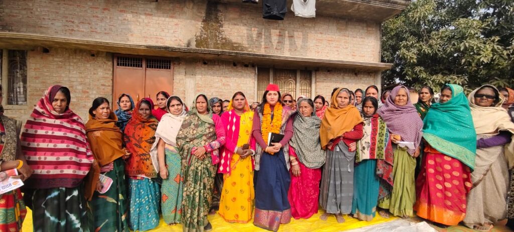 गाजीपुर: लोनेपुर में सपा महिला सभा का जनसंवाद, समस्याओं के समाधान को लेकर अधिकारियों से हुई बात 13 WhatsApp Image 2026 01 08 at 7.35.13 PM