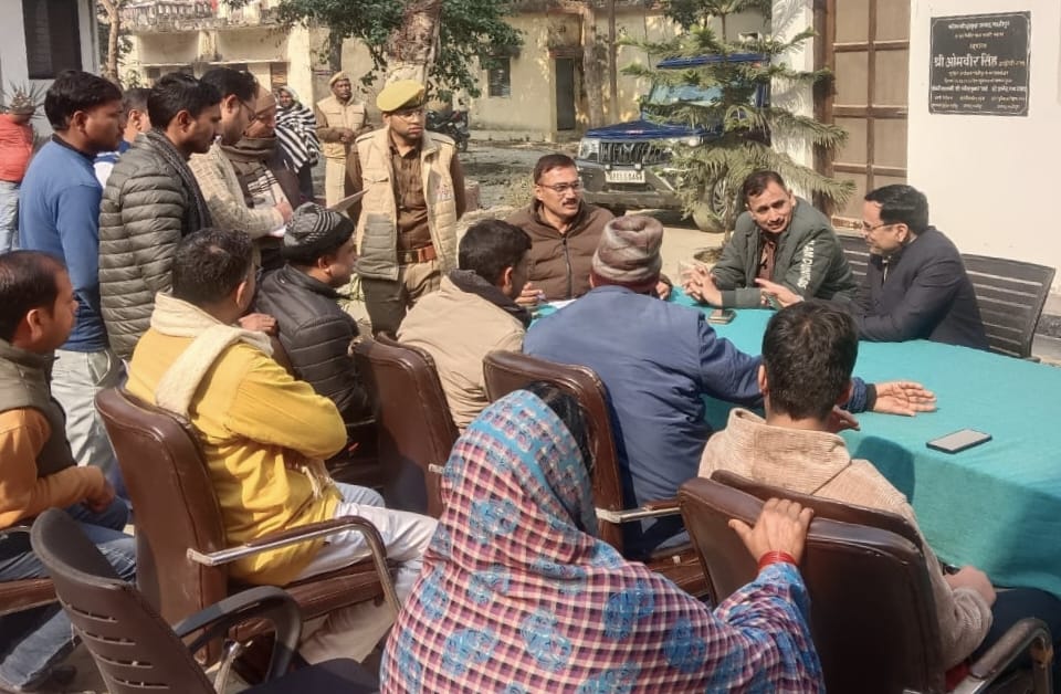 कोतवाली भुड़कुड़ा में थाना दिवस आयोजित, फरियादियों की समस्याओं के त्वरित निस्तारण के निर्देश 2 WhatsApp Image 2026 01 10 at 6.15.36 PM 1