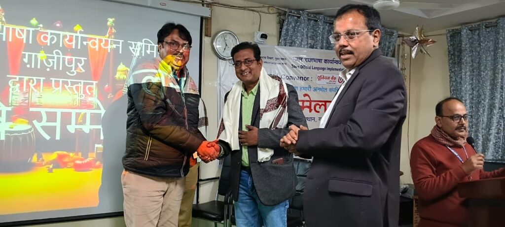 गाजीपुर में सजी काव्य-त्रिवेणी: व्यंग्य, ग़ज़ल और राष्ट्रभक्ति से गूंजा सभागार 13 WhatsApp Image 2026 01 17 at 7.27.03 PM 1