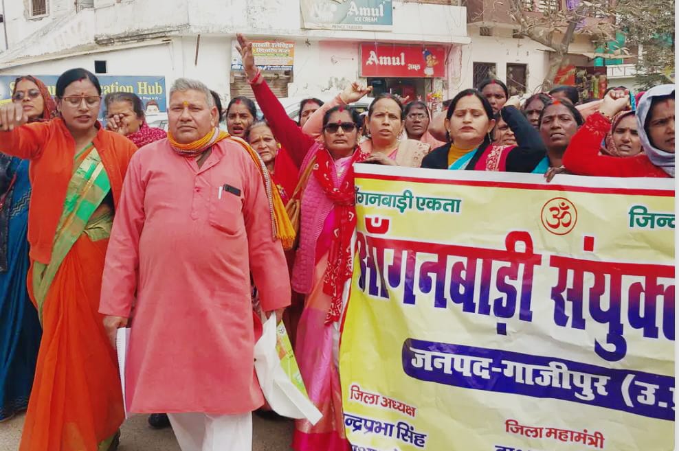 मानदेय, मोबाइल और पेंशन को लेकर सड़क पर उतरीं आंगनबाड़ी कार्यकर्ता- सहायिकाएं 12 WhatsApp Image 2026 01 29 at 7.32.54 PM