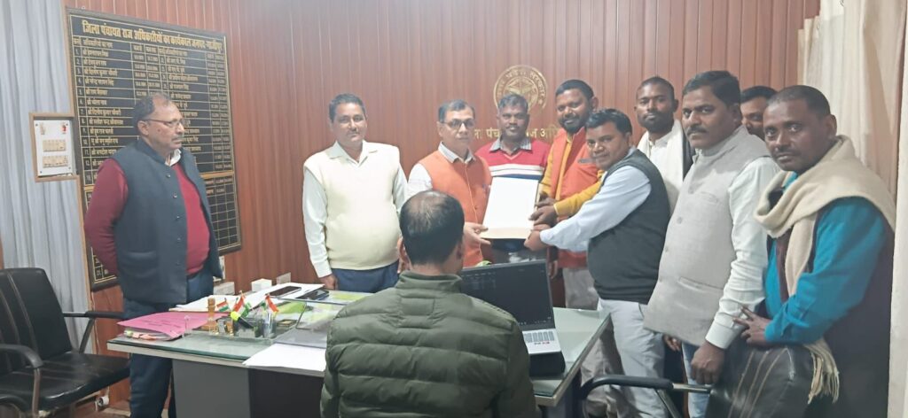 जिलाध्यक्ष रोशन लाल के नेतृत्व में जिला पंचायत राज अधिकारी को सौंपा पत्रक 1 img 20260127 wa0381403103512248146709