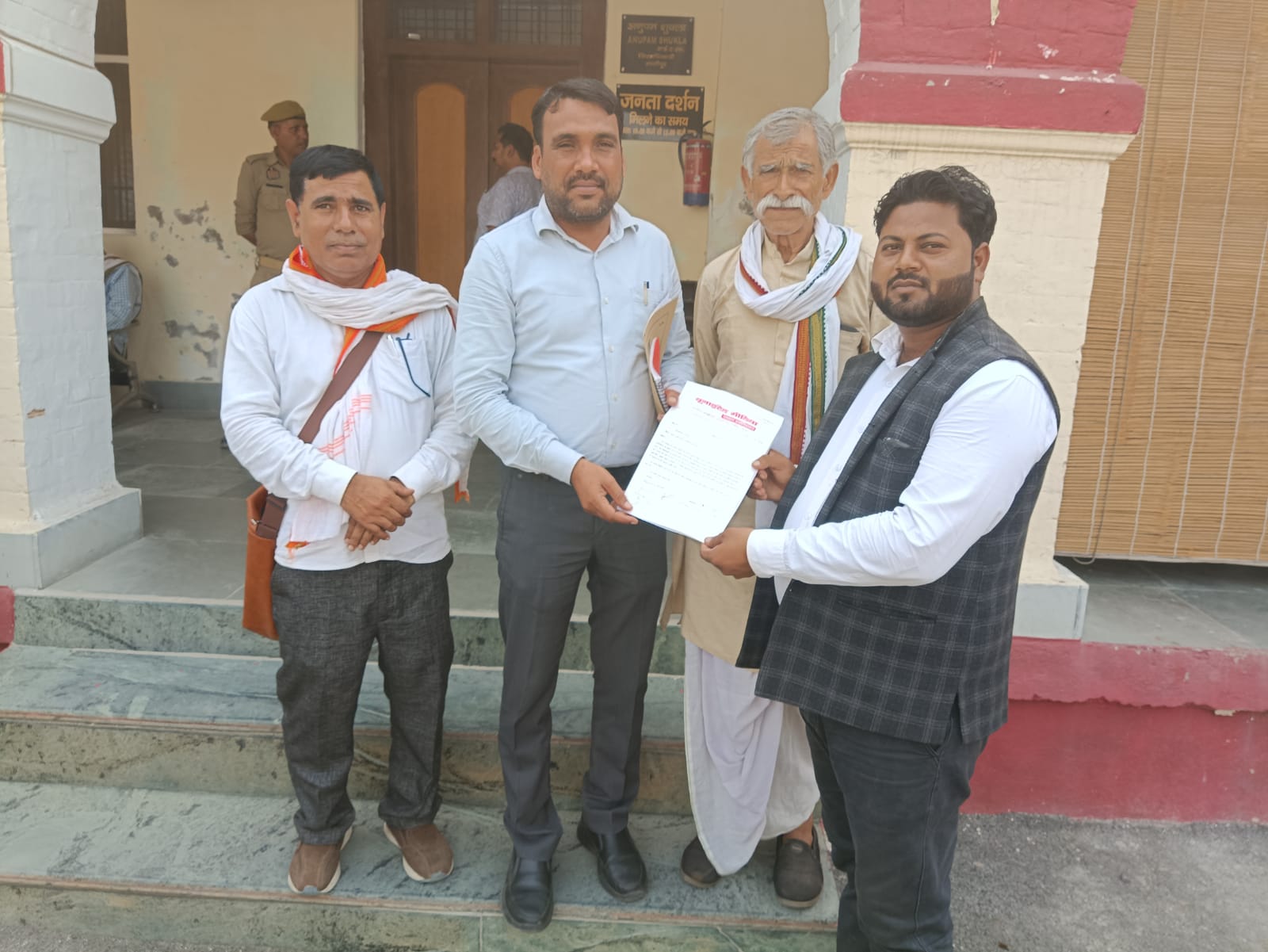 सूचना विभाग के स्थायी कार्यालय की मांग, यूनाइटेड मीडिया ने डीएम को दिया पत्रक