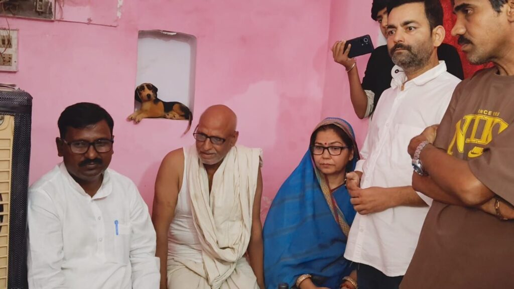 कुसुम तिवारी के घर पहुंचे कांग्रेस प्रदेश अध्यक्ष अजय राय, व्यक्त की शोक संवेदना 12 img 20260606 wa02013301375240499188401