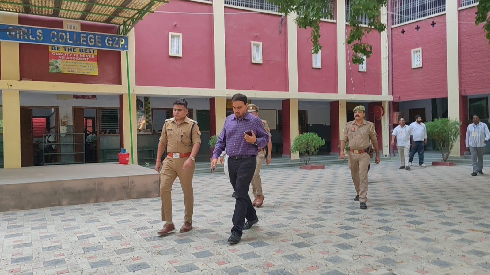 गाजीपुर में पहले दिन नकलविहीन संपन्न हुई यूपीटीईटी-2026 परीक्षा, डीएम-एसपी ने किया निरीक्षण