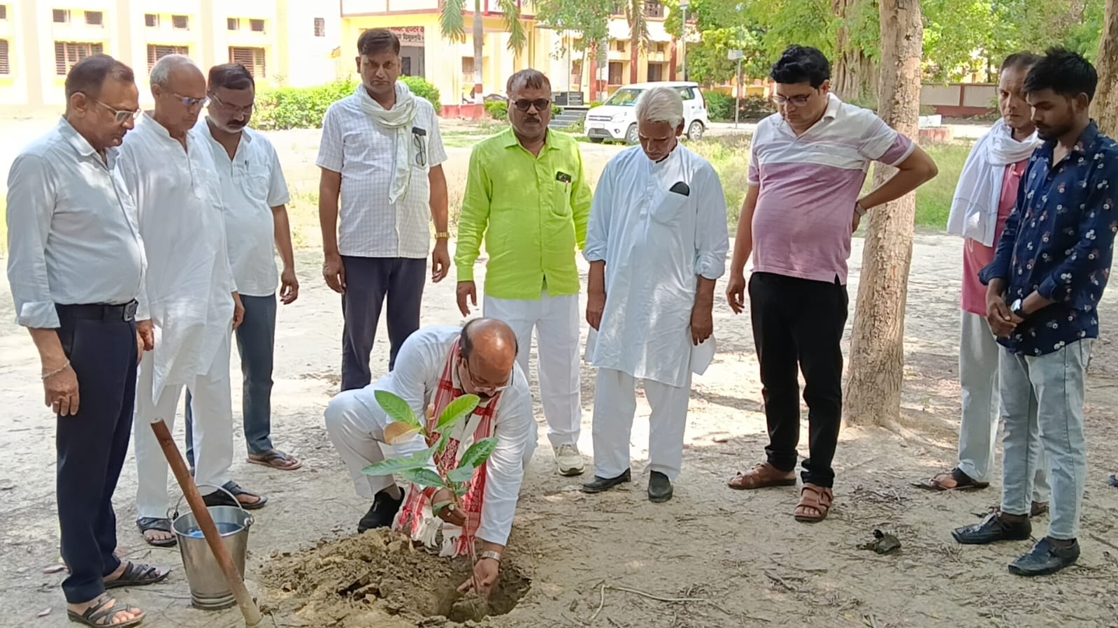 समता पीजी कॉलेज सादात में प्राध्यापकों संग पौधरोपण करते छात्र छात्र