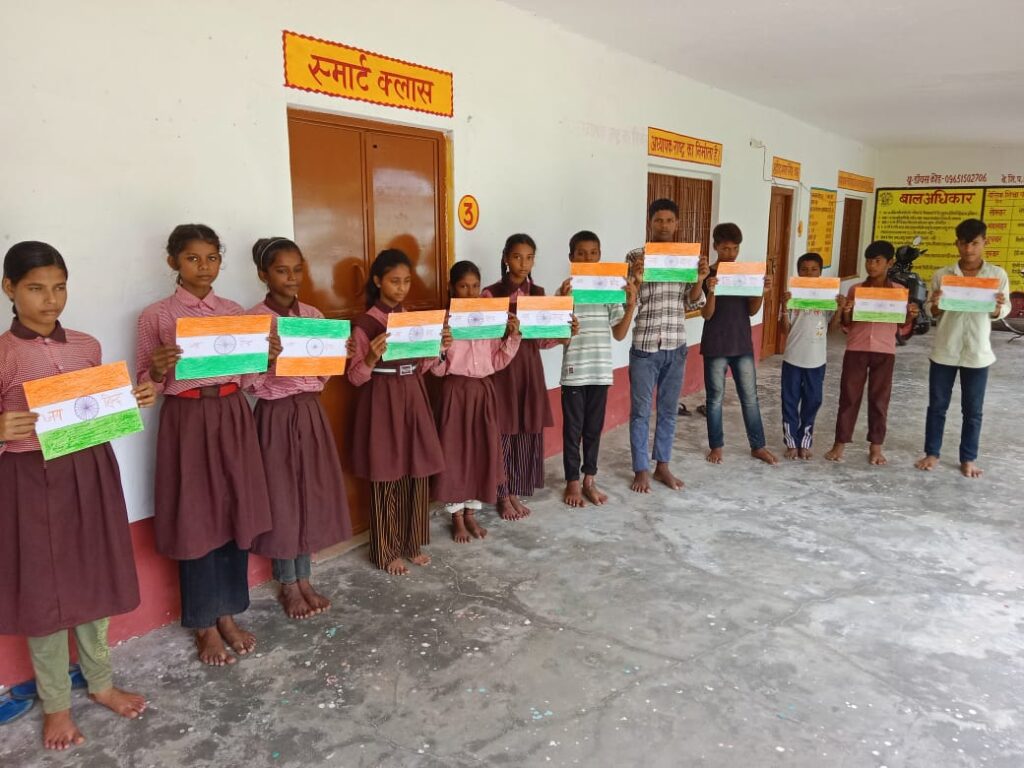 गाजीपुर में ‘हर घर तिरंगा’ अभियान की धूम, स्कूलों में हुईं देशभक्ति से जुड़ी गतिविधियां 15 1003002663