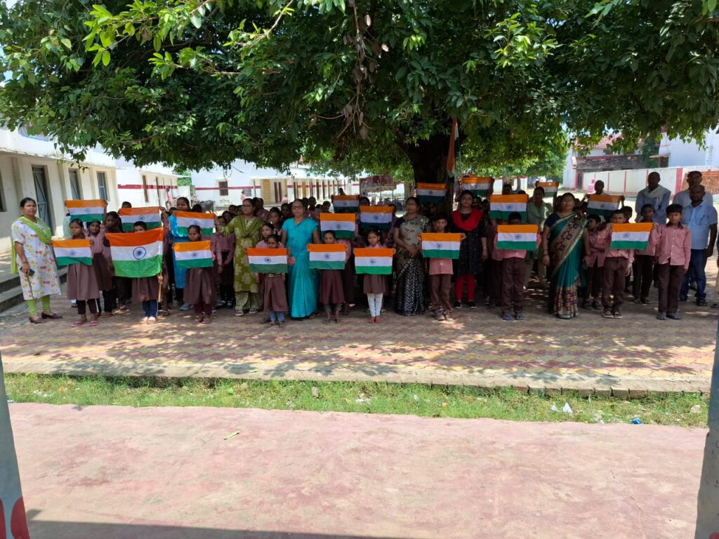 गाजीपुर में ‘हर घर तिरंगा’ अभियान की धूम, स्कूलों में हुईं देशभक्ति से जुड़ी गतिविधियां 12 1003002664