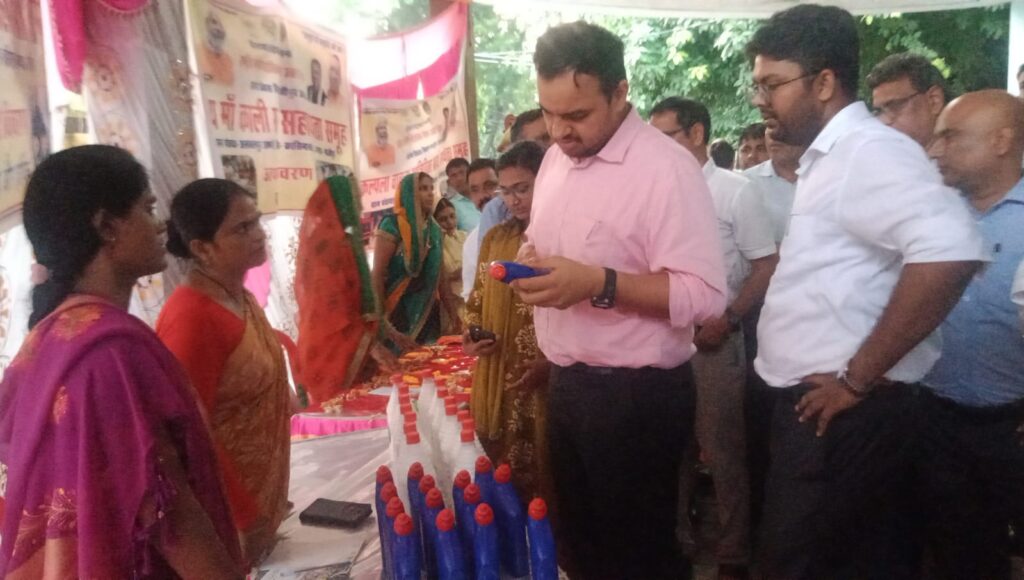 कासिमाबाद में स्वयं सहायता समूह की महिलाओं से डीएम का सीधा संवाद, योजनाओं का लाभ दिलाने के निर्देश 12 1003003630