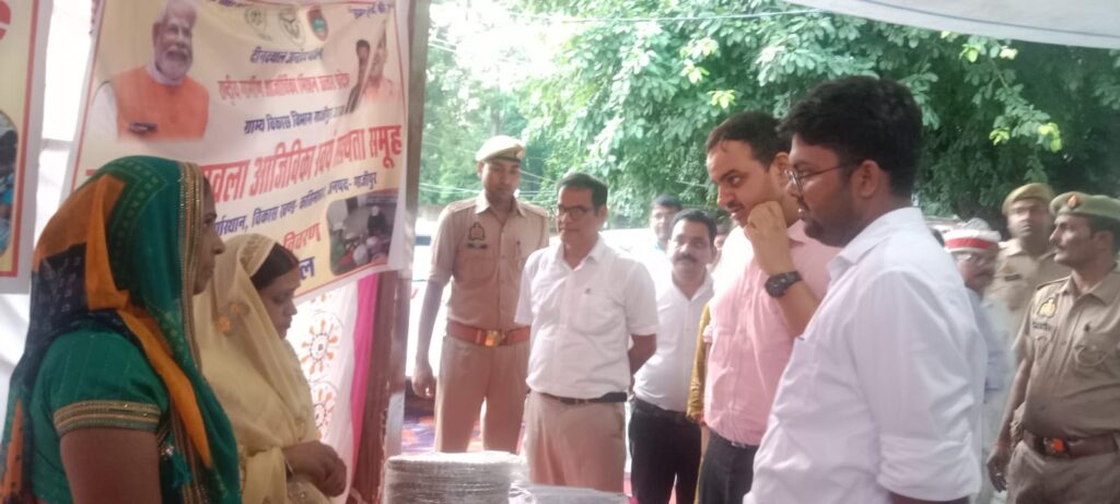 कासिमाबाद में स्वयं सहायता समूह की महिलाओं से डीएम का सीधा संवाद, योजनाओं का लाभ दिलाने के निर्देश 13 1003003631