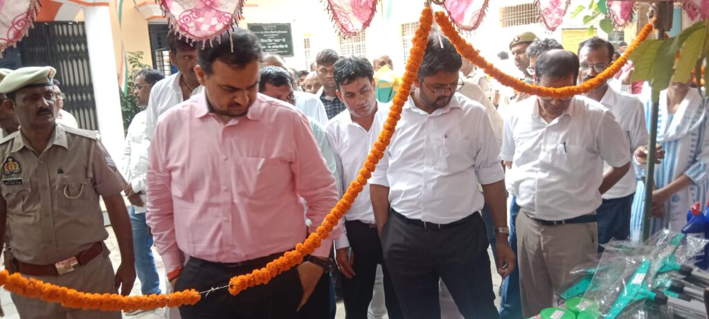 कासिमाबाद में स्वयं सहायता समूह की महिलाओं से डीएम का सीधा संवाद, योजनाओं का लाभ दिलाने के निर्देश 15 1003003633