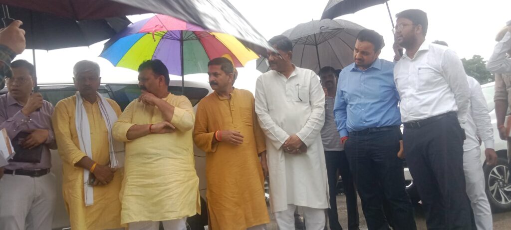 गाजीपुर में प्रभारी मंत्री रविंद्र जायसवाल का औचक निरीक्षण, नवंबर तक निर्माण पूरा करने के निर्देश 12 1003006335