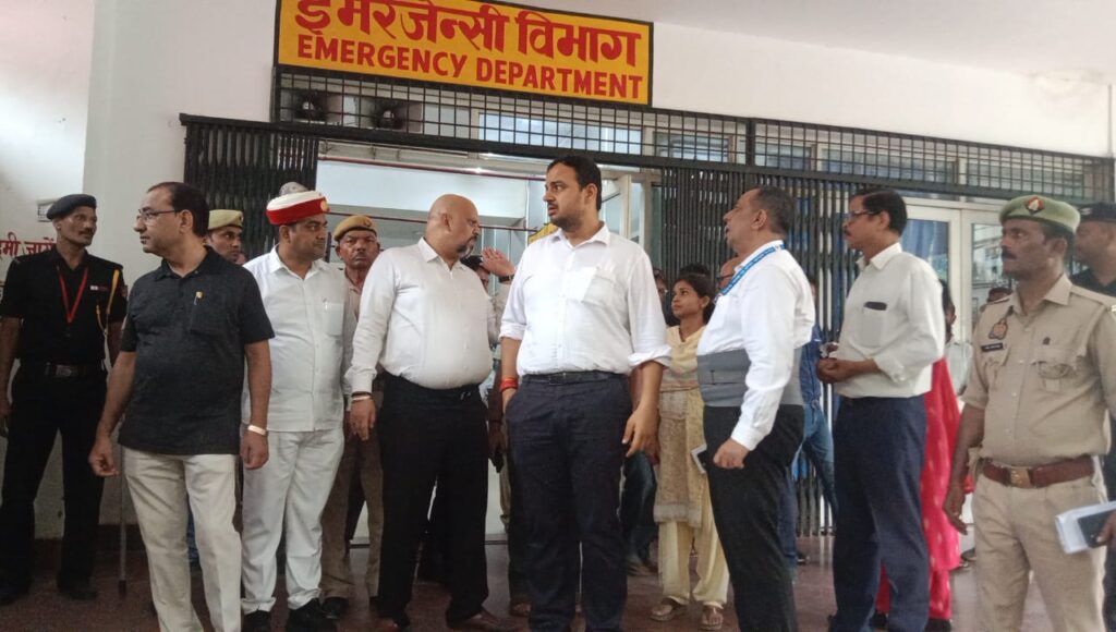DM अनुपम शुक्ला का जिला अस्पताल में औचक निरीक्षण, मरीजों को बेहतर सुविधाएं देने के निर्देश 12 1003010190