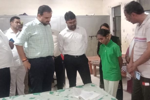 गाजीपुर डीएम अनुपम शुक्ला विद्यालय निरीक्षण
