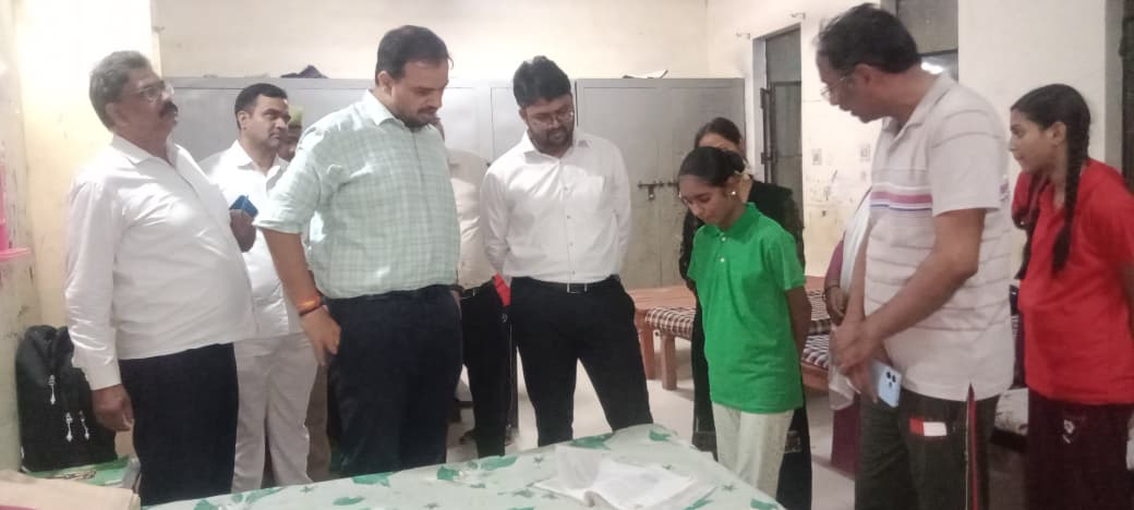 गाजीपुर डीएम अनुपम शुक्ला विद्यालय निरीक्षण
