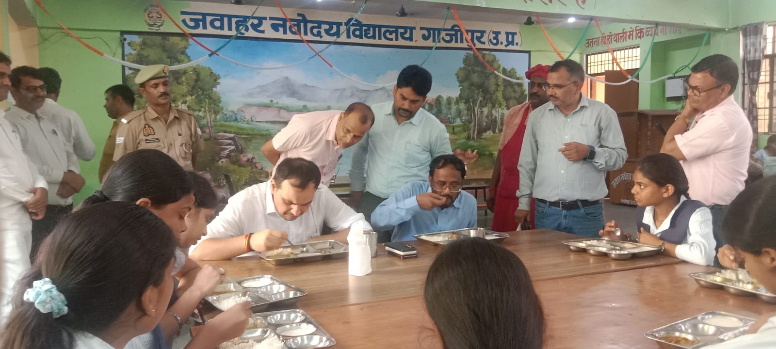 जवाहर नवोदय विद्यालय पहुंचे DM अनुपम शुक्ला, छात्रों से संवाद कर परखी व्यवस्थाएं